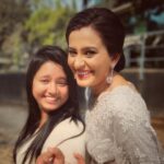 Smita Bansal Instagram - And we tried to click normal pics, but …. @aakanshashukla0803 #friends #colleagues #love #admiration #crazy #bhagyalakshmi #smitabansal