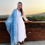 Smita Bansal Instagram - Aaj din chadeya, Tere rang varga, Phool sa hai khila Aaj din… @ambraee_ #skies #lostinthought #friday #positivevibes