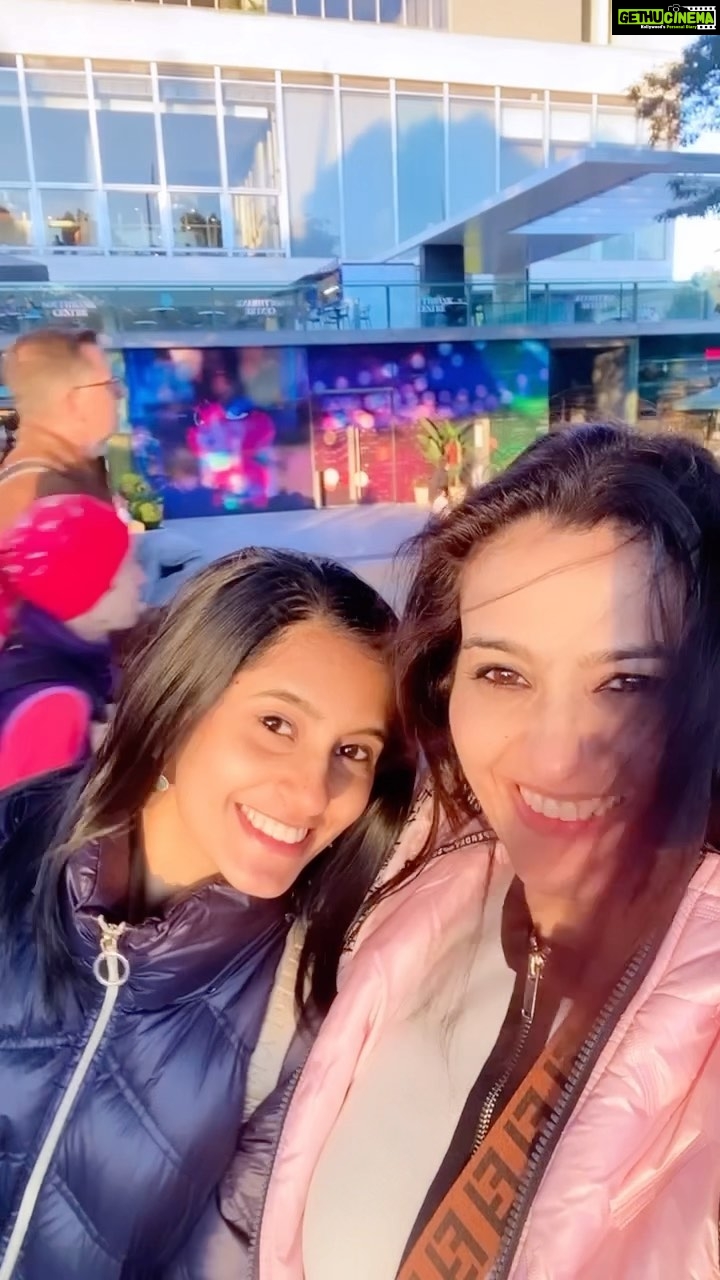 Smita Bansal Instagram - Autumn days… summer vibes… #travel #motherdaughter #london #goodvibes #autumn #southbank #reels #trending #missyouana