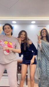 Smita Bansal Instagram - Ek jagah jab jama ho teeno. 😂
Tried to do it seriously but oopssss 😂😂
#bhagyalakshmi #malishka #neelamoberoi #lakshmi 
@zeetv @aishwarya_khare @bansalsmita_