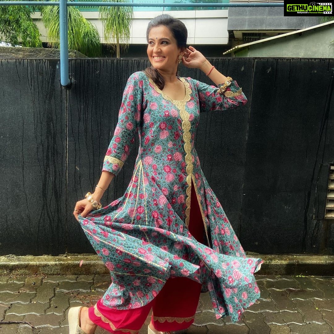 Smita Bansal Instagram - Happy Friday❤️ . . . Clothes- @ambraee_ #feelinggood #instapic #onlysmiles #indianwear #comfort