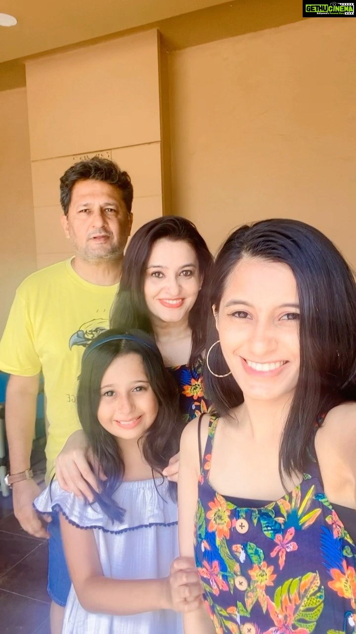 Smita Bansal Instagram - We tried… try 360 and this is as good as it got. @stashamohla @ankushmohla #anaagha #familytime #love #getaway #stana #smankush