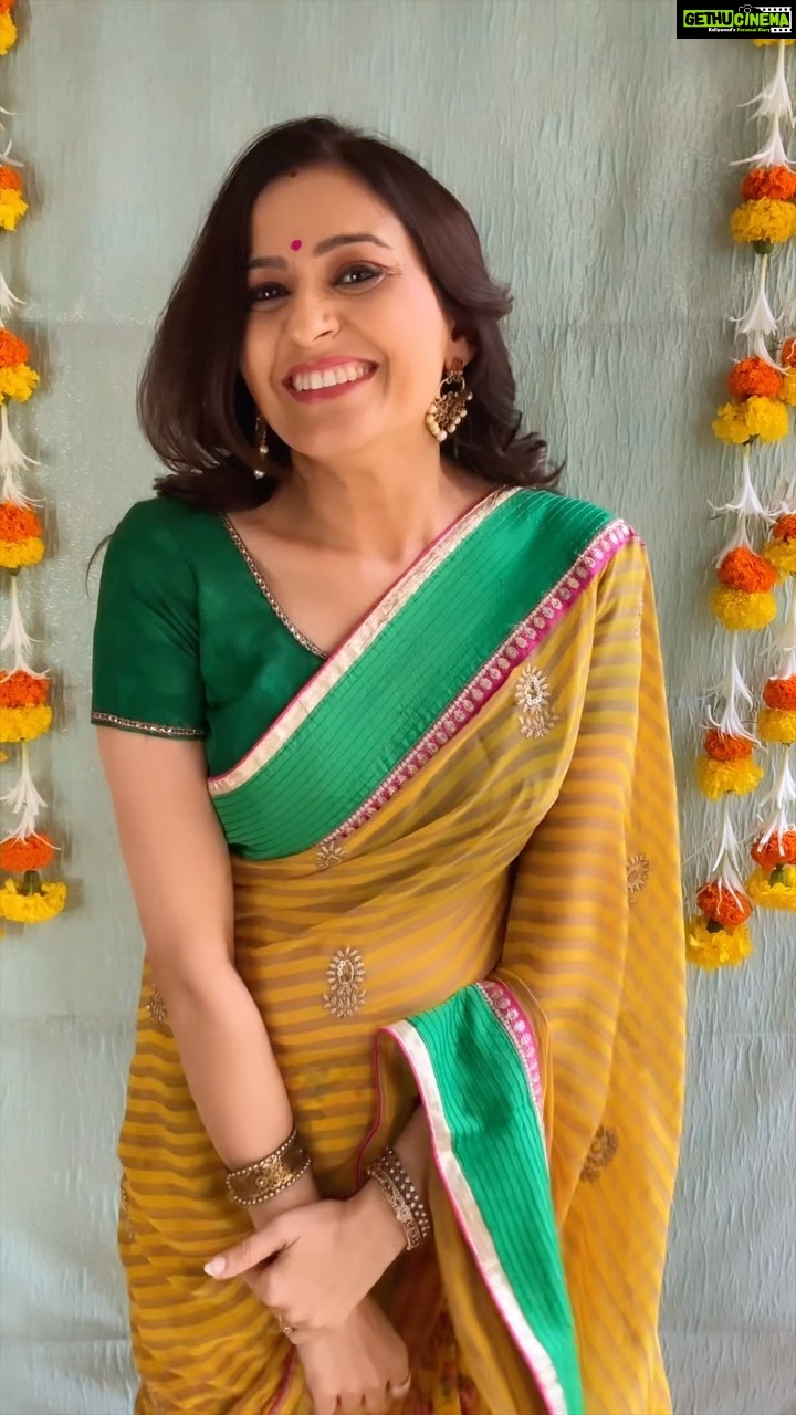 Smita Bansal Instagram - Teej is here which means a new look. Thanks to L'Oreal Paris Casting Creme Gloss Ultra Visible & use the code ' TEEJ5 ' to avail additional discount on Amazon! I'm just in love with it. π It has no ammonia, gives a vibrant colour even on dark hair and it lasts 32 washes. It made my hair 5X glossier and shinier. I choose Shade *532*- *salted caramel*, from their new UV (Ultra Visible) Range. #CastingGlamThisFestiveSeason #AD @lorealparis @amazonfashionin #CastingCremeGloss #UltraVisibleHairColour *24Hr prior allergy patch tests should be done