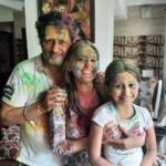 Smita Bansal Instagram - Holi spirit continues… as some parts of India celebrate Holi today. #happyholi #myholi2023 #missyoustasha #family #festivals #colour #trendingsongs #balampichkari @stashamohla #anaagha #mummasbabygirls @ankushmohla