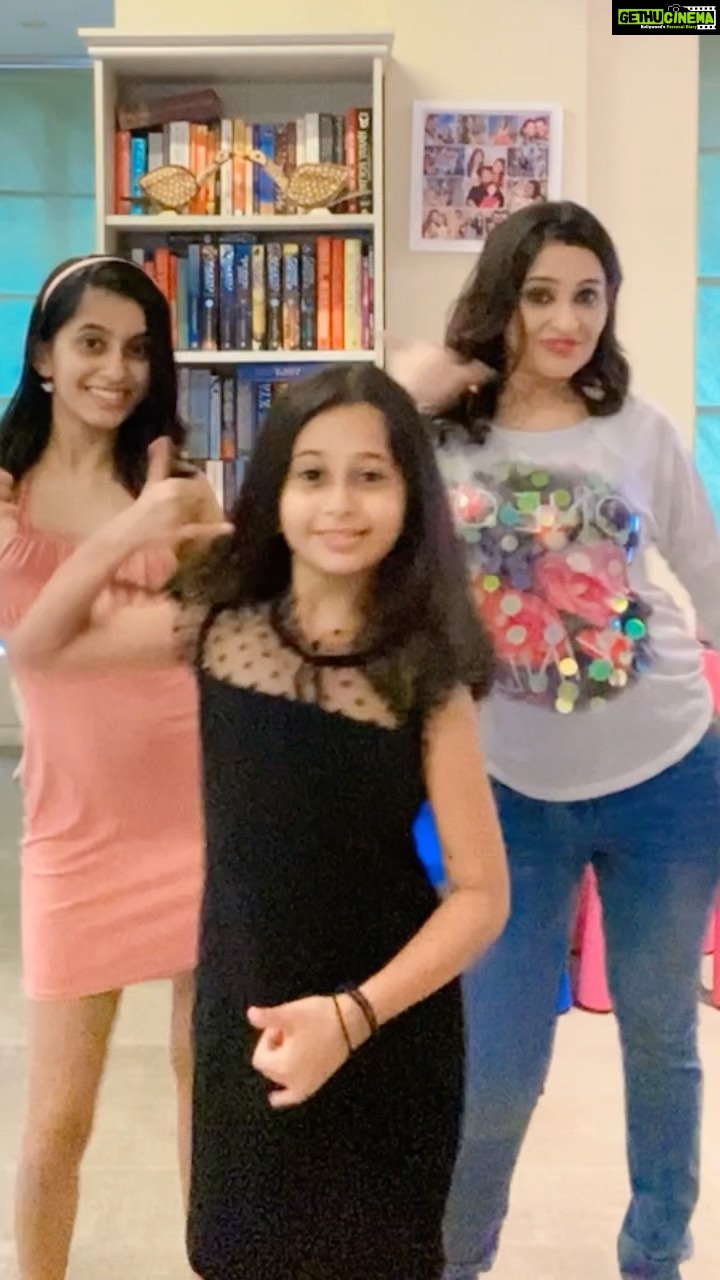 Smita Bansal Instagram - We are back with this #trending sound. #anaagha @stashamohla #mummasbabygirls #love #reelsinstagram #smitabansal #stana