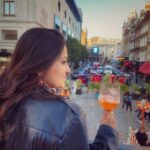 Smita Bansal Instagram - New stories around every corner. 🥂 #london #cheers #makingmemories #takemeback