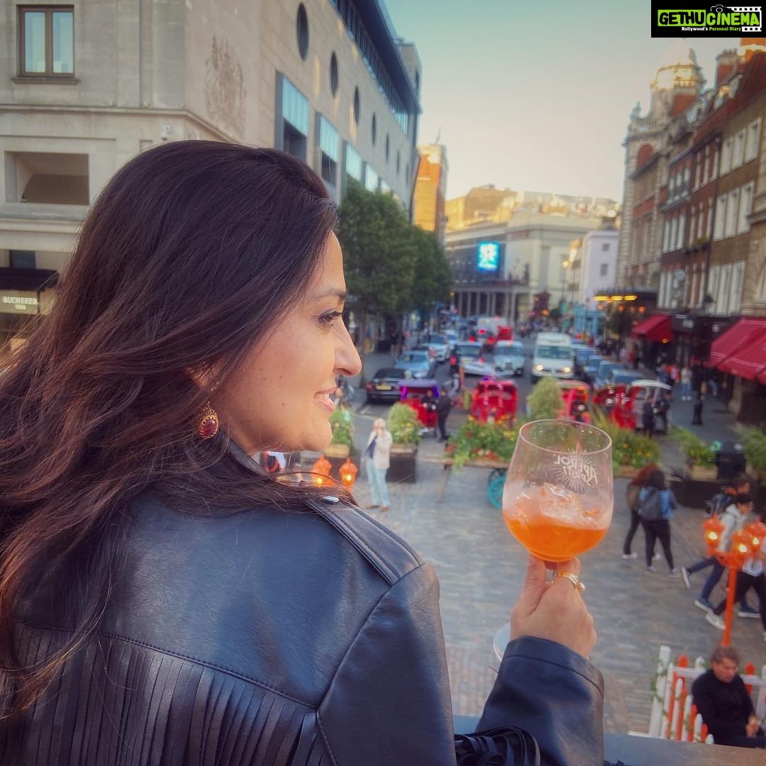 Smita Bansal Instagram - New stories around every corner. 🥂 #london #cheers #makingmemories #takemeback