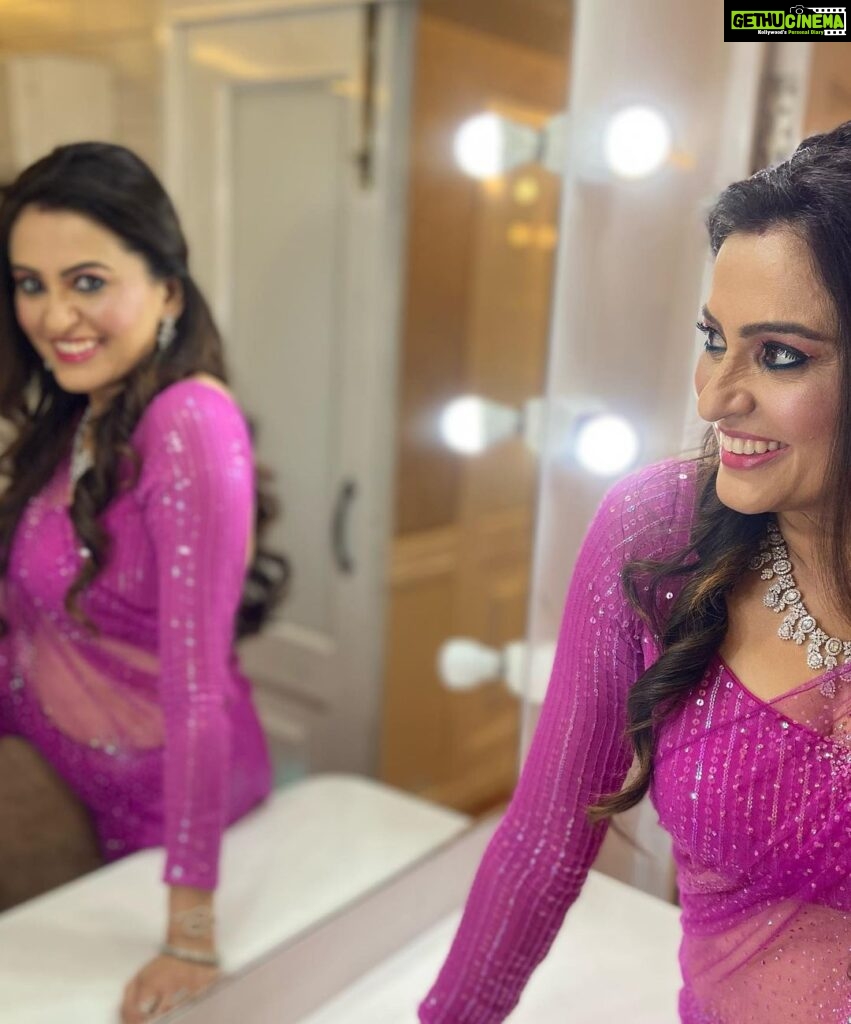 Smita Bansal Instagram - Mirror mirror on the wall… #zra #neelamoberoi #blurrypics #lovepurple #smitabansal #bhagyalakshmi #saree @zeetv