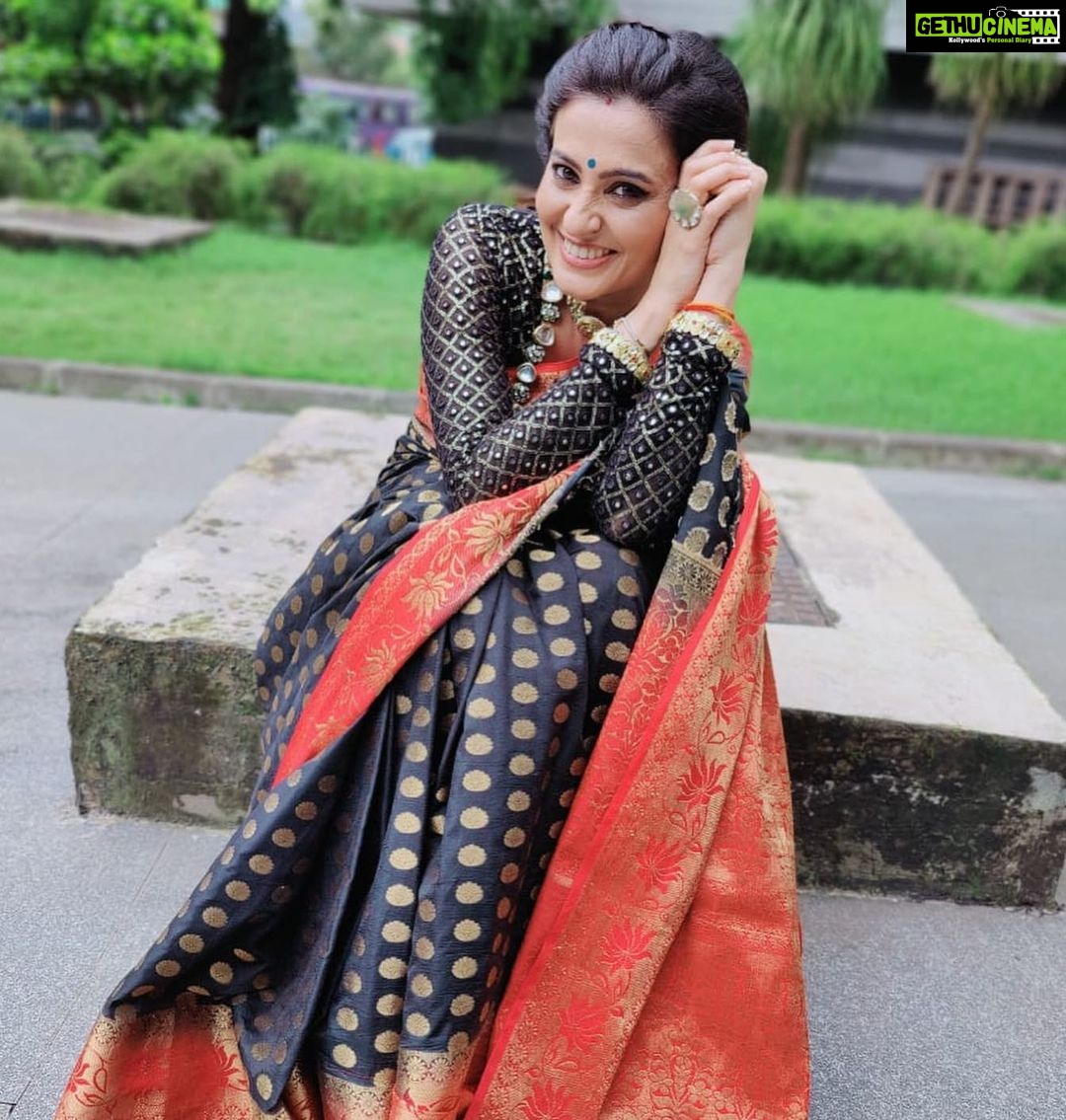Smita Bansal Instagram - All smiles on set ❤️ #sareelove #neelam #bhagyalakshmi #smitabansal #positivevibes