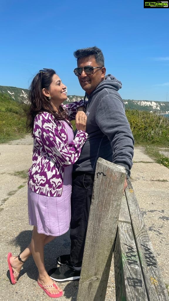 Smita Bansal Instagram - Chirchire #smankush in UK. #vacation #family #instagood #husbandandwife #funnyreels #smitabansal