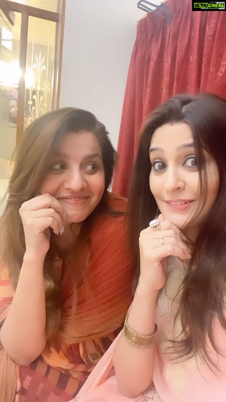 Smita Bansal Instagram - Me and @amritkaur0808 Wondering??!! #funnyvideo #friends #justforlaughs