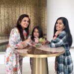 Smita Bansal Instagram - Day well spent @nmacc.india , as an artist I am thrilled to have a place that celebrates culture and creativity in such a grand way❤️ #nmacc #art #culture #creativity #dayout #mummasbabygirls #anaagha @stashamohla #family