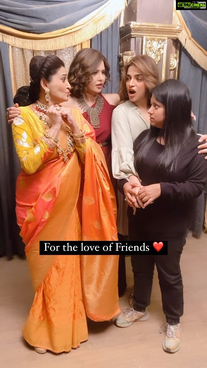 Smita Bansal Instagram - And what do you have to say? Friends or money ๐ @bansalsmita_ ๐๐ @bee_vani_ ๐๐ @aakanshashukla0803 ๐๐ #bhagyalakshmi #zeetv #zee5 #trending #reels #reelsinstagram #reelsvideo #reelsviral #smitabansal #shivanijha #aakanshashukla #parullchaudhry Mumbai - เคฎเฅเคเคฌเค