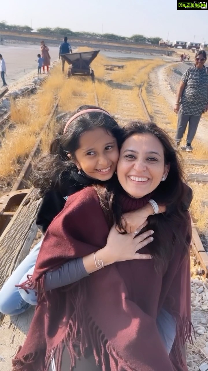 Smita Bansal Instagram - Yes I am looking at you @ankushmohla ❤️❤️ #anaagha #missyoustasha #winterdays #family #mummasbabygirl #love