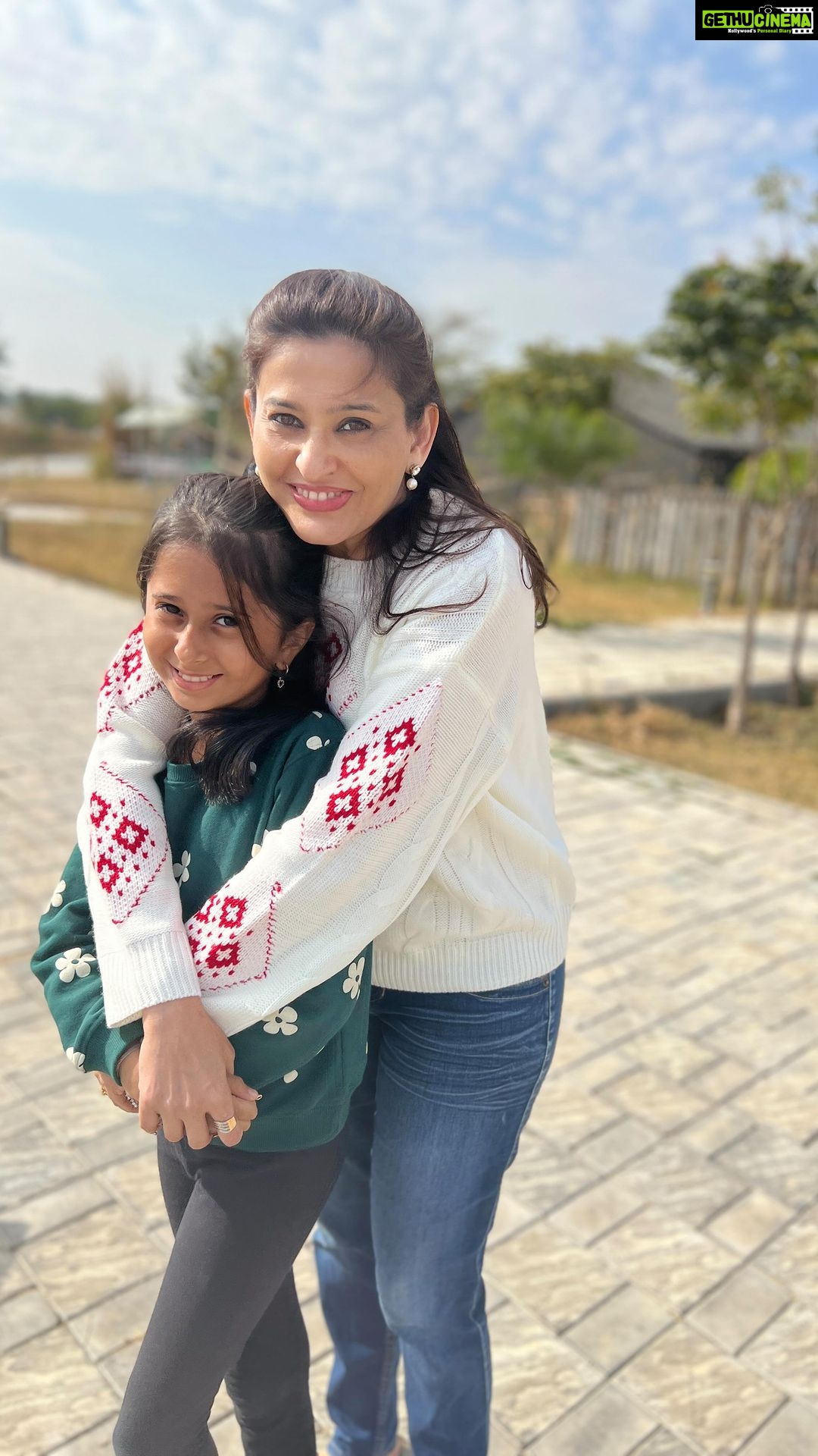 Smita Bansal Instagram - Anaagha’s current favourite ❤️ #anaagha #mummasbabygirl #dancewithmyhands #wednesday #wednesdayaddams #trendingreels #smitagha