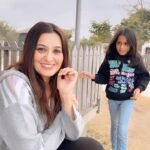 Smita Bansal Instagram - This is how my video calls with @stashamohla go, with #anaagha wanting to know everything we are talking about, she has gone on her nani @1956shashi who also wants to know everything, specially when I am on a phone call. #trendingreels #anaagha #mummasbabygirl #inquisitive #grandparents #smitagha #love