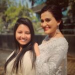 Smita Bansal Instagram - And we tried to click normal pics, but …. @aakanshashukla0803 #friends #colleagues #love #admiration #crazy #bhagyalakshmi #smitabansal