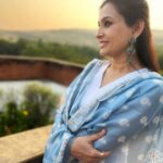 Smita Bansal Instagram - Aaj din chadeya, Tere rang varga, Phool sa hai khila Aaj din… @ambraee_ #skies #lostinthought #friday #positivevibes