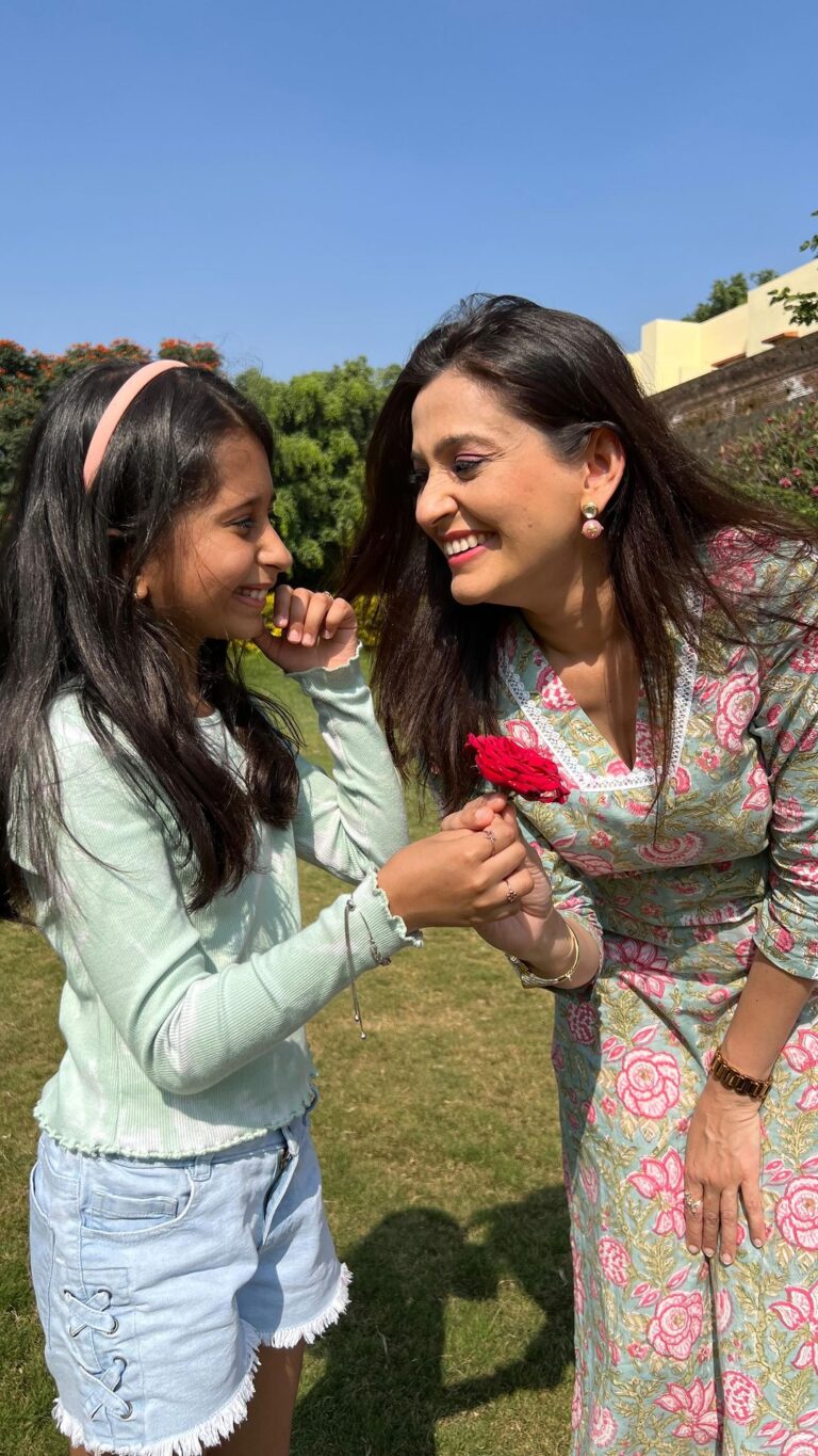 Smita Bansal Instagram - Making the right use of a holiday. Reels with #anaagha #happychildrensday . #mummasbabygirl #love #getaway #trendingreels #smitabansal