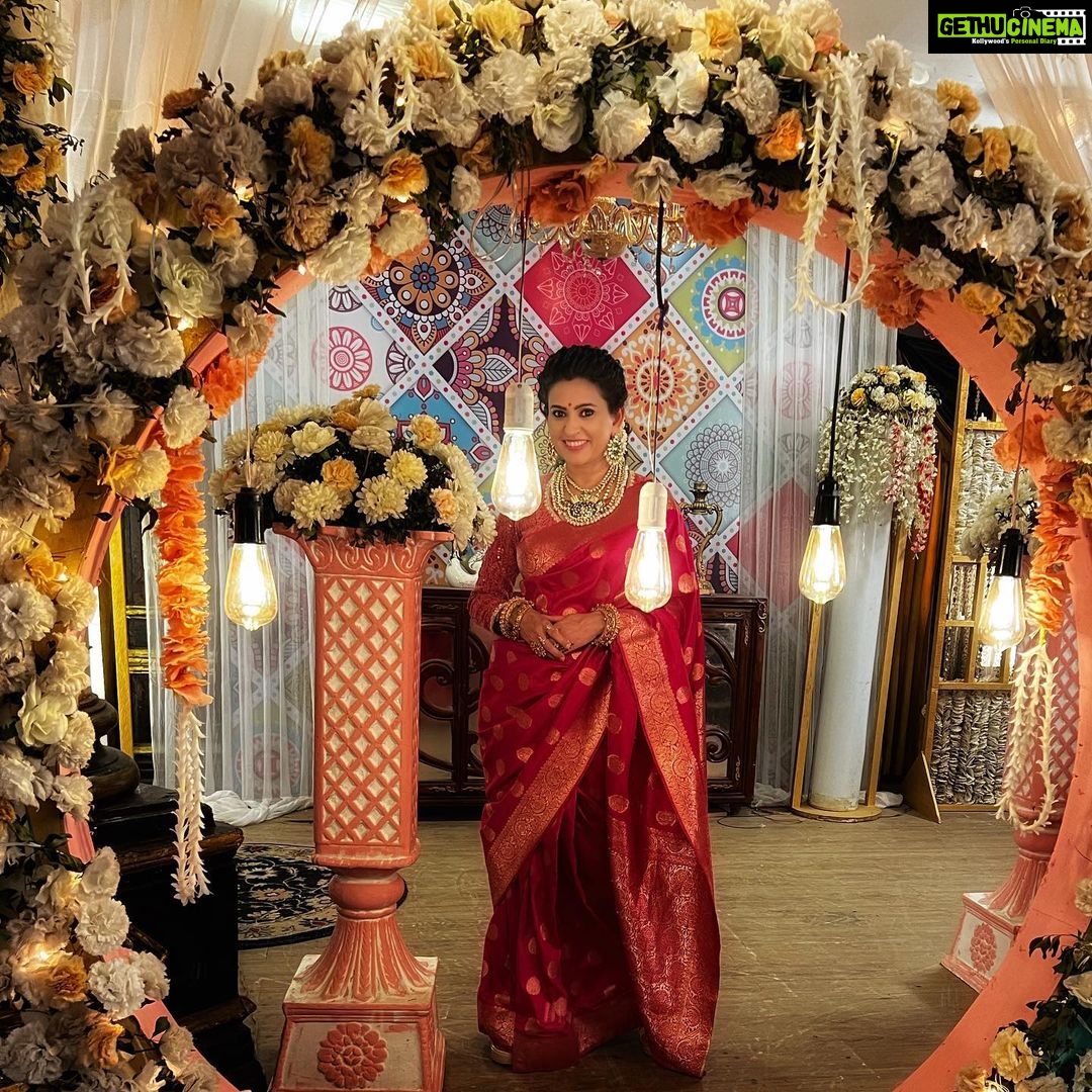 Smita Bansal Instagram - May this festival of lights, shine down upon you to inspire your dreams into reality. #happydiwali #diwali22 #festivaloflights #indianfestivals #smitabansal