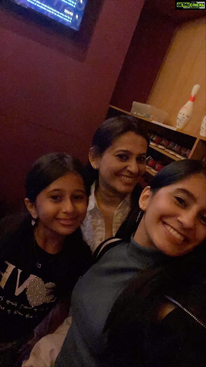 Smita Bansal Instagram - Why should kids have all the fun🎳 #dayout #familytime #bowling #arcade #mummasbabygirls #fun #games @ankushmohla @stashamohla #anaagha