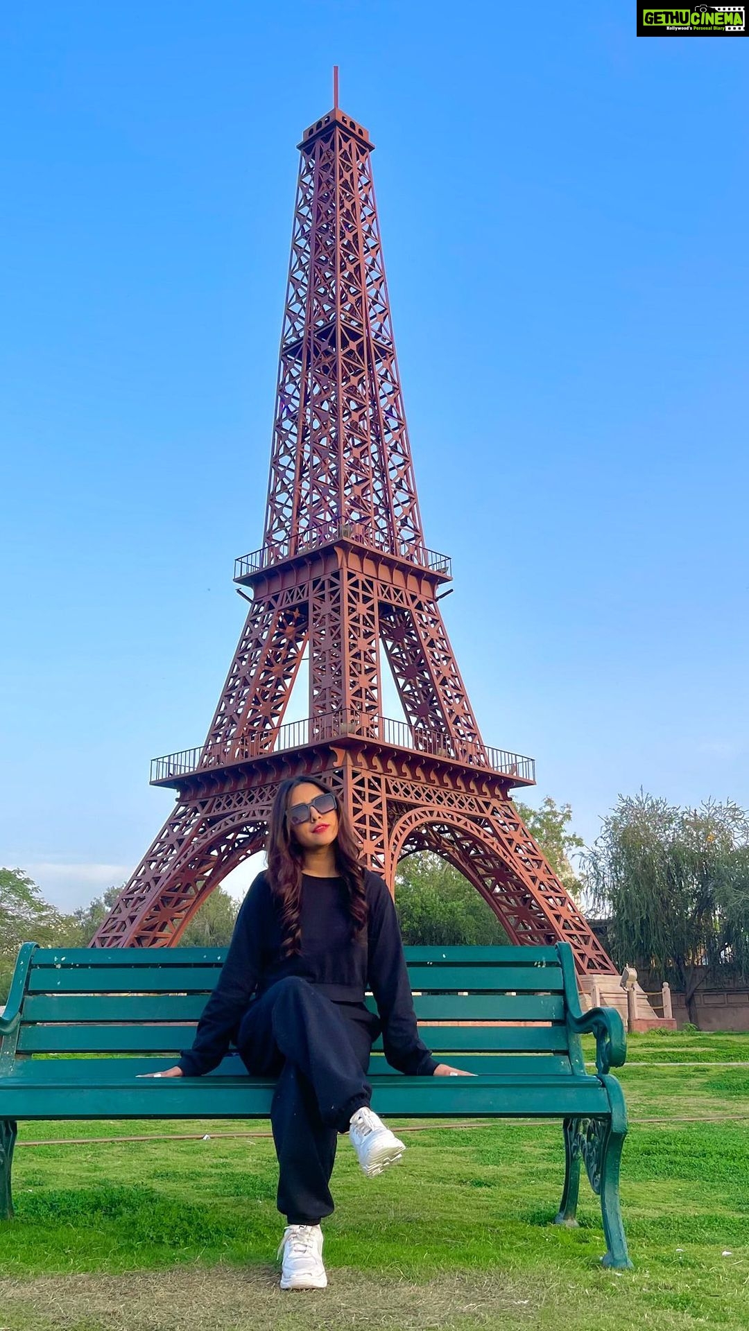 Sneha Bhawsar Instagram - So pretty girls walk like this in Kota π Seven wonders such a beautiful and a great place. It houses miniature models of 7 wonders of the world: pyramid, Roman Colosseum, Eiffel Tower, Taj Mahal, Statue of Liberty, Christ the Redeemer, tower of Pisa. Lush Green place in heart of city, with awesome view of lake, full of peace and beautiful scenes around. #7wonders #sevenwonders #kota #kotarajasthan #trevel #explore #trip #treveling #adventure #trevelinfluencer #snehabhawsar #actor #actress #starplus #ghumhaikisikeypyaarmeiin