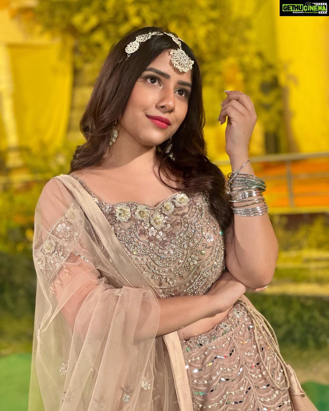 Sneha Bhawsar Instagram - Shine is my favorite color✨. outfit - @urbandulhaniya #weddingoutfits #lehenga #traditionalwear #weddingdress #snehabhawsar #ghumhaikisikeypyaarmeiin #ghkpm #karishma #shadiseason #wedding #weddingseason #bridesmaids