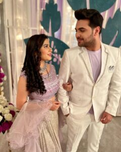 Sneha Bhawsar Instagram - FAM ❤️
#bts 
.
.
.

#ghkpm #starplus #behindthescenes #friends #family #goodtimes #goodmemories #ghumhaikisikeypyaarmeiin #snehabhawsar