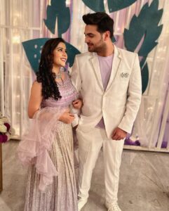 Sneha Bhawsar Instagram - FAM ❤️
#bts 
.
.
.

#ghkpm #starplus #behindthescenes #friends #family #goodtimes #goodmemories #ghumhaikisikeypyaarmeiin #snehabhawsar