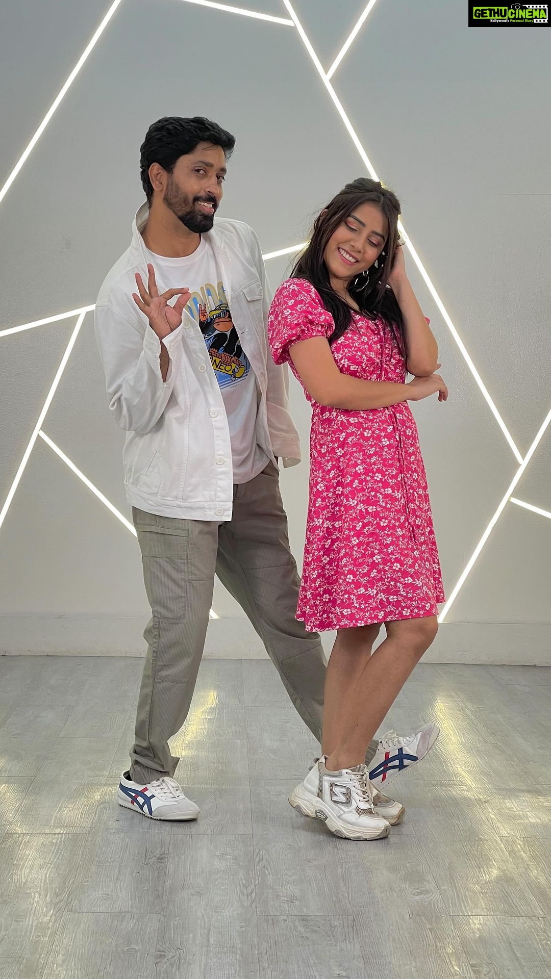 Sneha Bhawsar Instagram - Aanchal se jab khelti Ho ..❤️❤️❤️ Kya bolte Ho aapko accha laga kya?? In frame @snehabhawsarofficial @rohitmandrulkar Choreography @rohitmandrulkar . . . . . . #reels #instagram #viraldance #viralreels #trendingdances #trendingreels #makethisgoviral #fyp #dancevideo #rohitmandrulkar