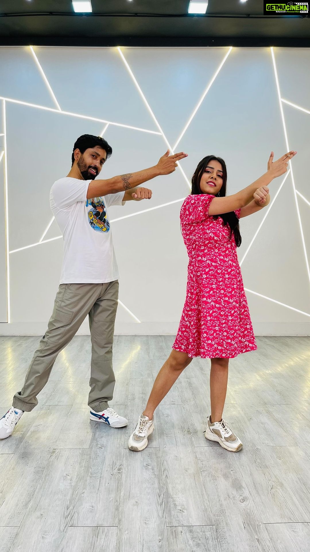 Sneha Bhawsar Instagram - Going with trends In frame @snehabhawsarofficial @rohitmandrulkar DC @rohitmandrulkar . . . #reels #telgu #tamildance #viralreels #trendingreels #viraldance #trendingdances #fyp #reelinstagram #instagram #rohitmandrulkar