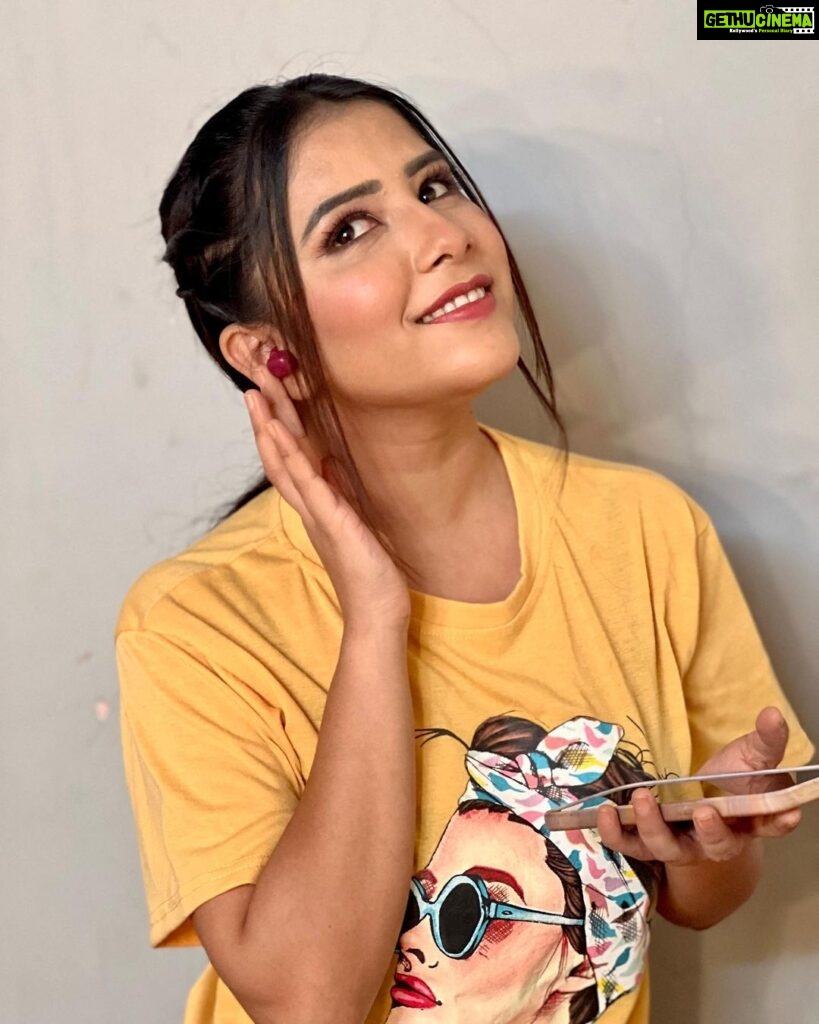 Sneha Bhawsar Instagram - FINGERS SizeZero Pods are the whole vibe!🎶💫 The best part is you can carry these small earbuds anywhere !👀❤️ @fingersindia #FINGERSAddict #earpods