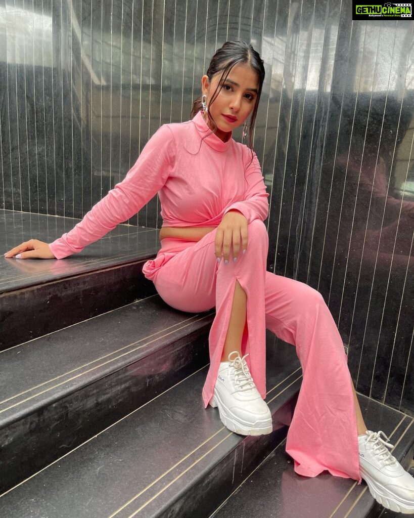 Sneha Bhawsar Instagram - 🌸🌸🌸 Outfit by @yourminestory Styled by @littlespiffysoul with @poojadargad_25_ #snehabhawsar #karishma #ghumhaikisikeypyaarmeiin #photography #photoshoot #classy #fashion #style #fashionista #loveyourself #colours #starplus #westernwear #staysafe #quote #instaquote #actress #dancer #performer