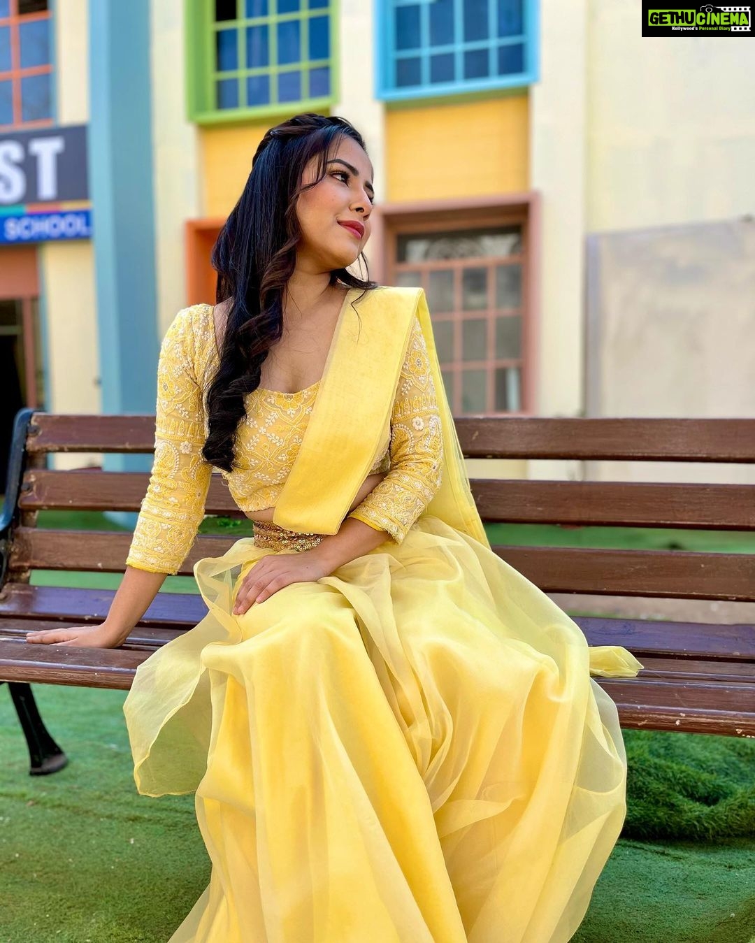 Sneha Bhawsar Instagram - Look at you, looking at me 💛 #snehabhawsar #karishma #ghumhaikisikeypyaarmeiin #photography #photoshoot #classy #fashion #style #fashionista #loveyourself #starplus #staysafe #quote #instaquote #actress