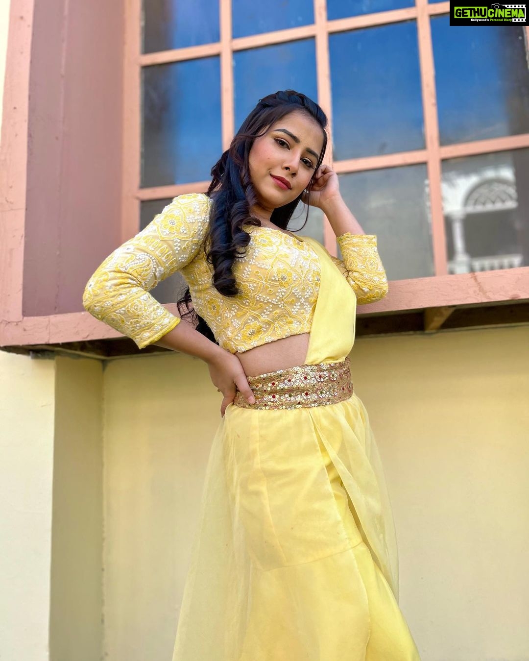 Sneha Bhawsar Instagram - Look at you, looking at me 💛 #snehabhawsar #karishma #ghumhaikisikeypyaarmeiin #photography #photoshoot #classy #fashion #style #fashionista #loveyourself #starplus #staysafe #quote #instaquote #actress