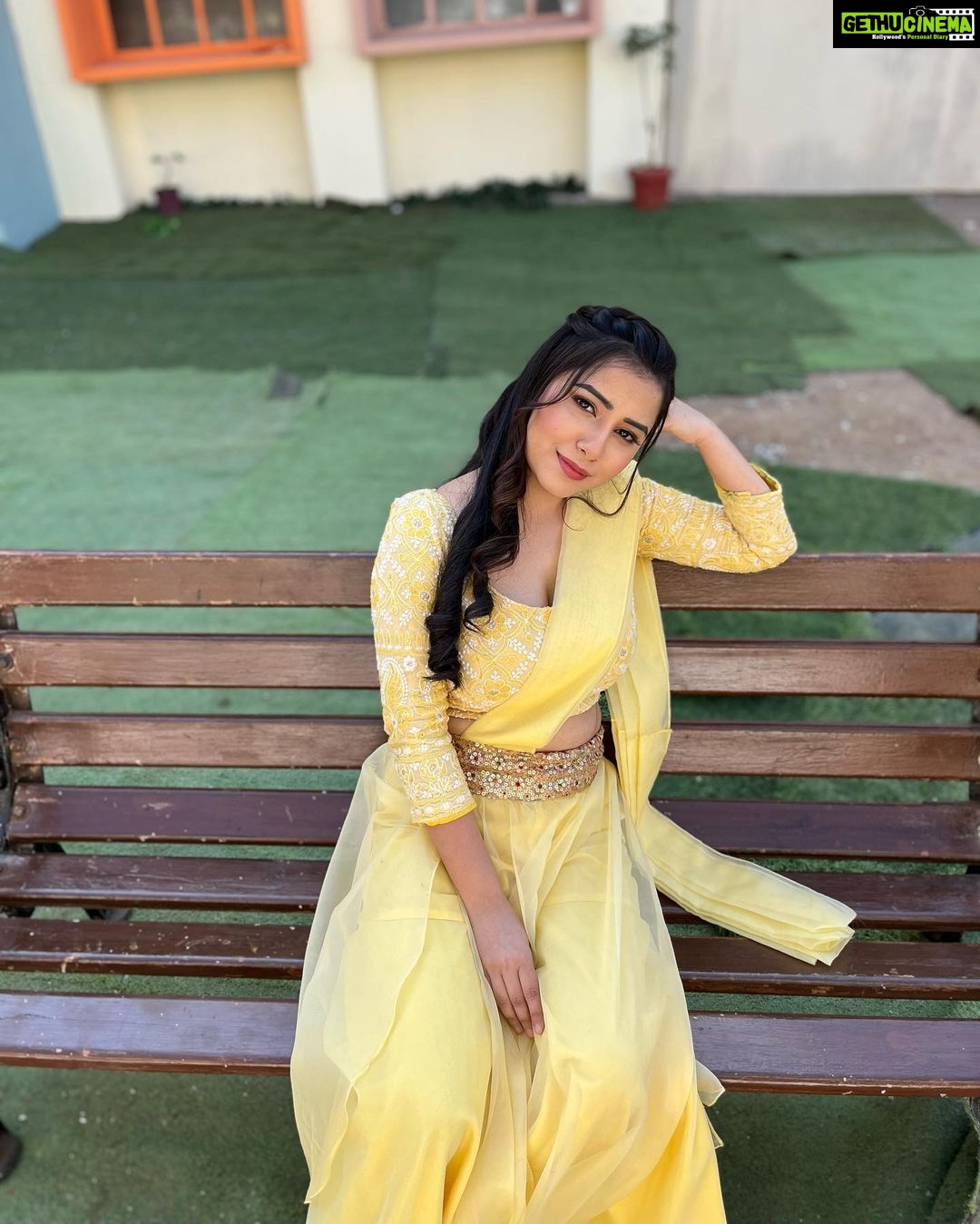 Sneha Bhawsar Instagram - Look at you, looking at me 💛 #snehabhawsar #karishma #ghumhaikisikeypyaarmeiin #photography #photoshoot #classy #fashion #style #fashionista #loveyourself #starplus #staysafe #quote #instaquote #actress