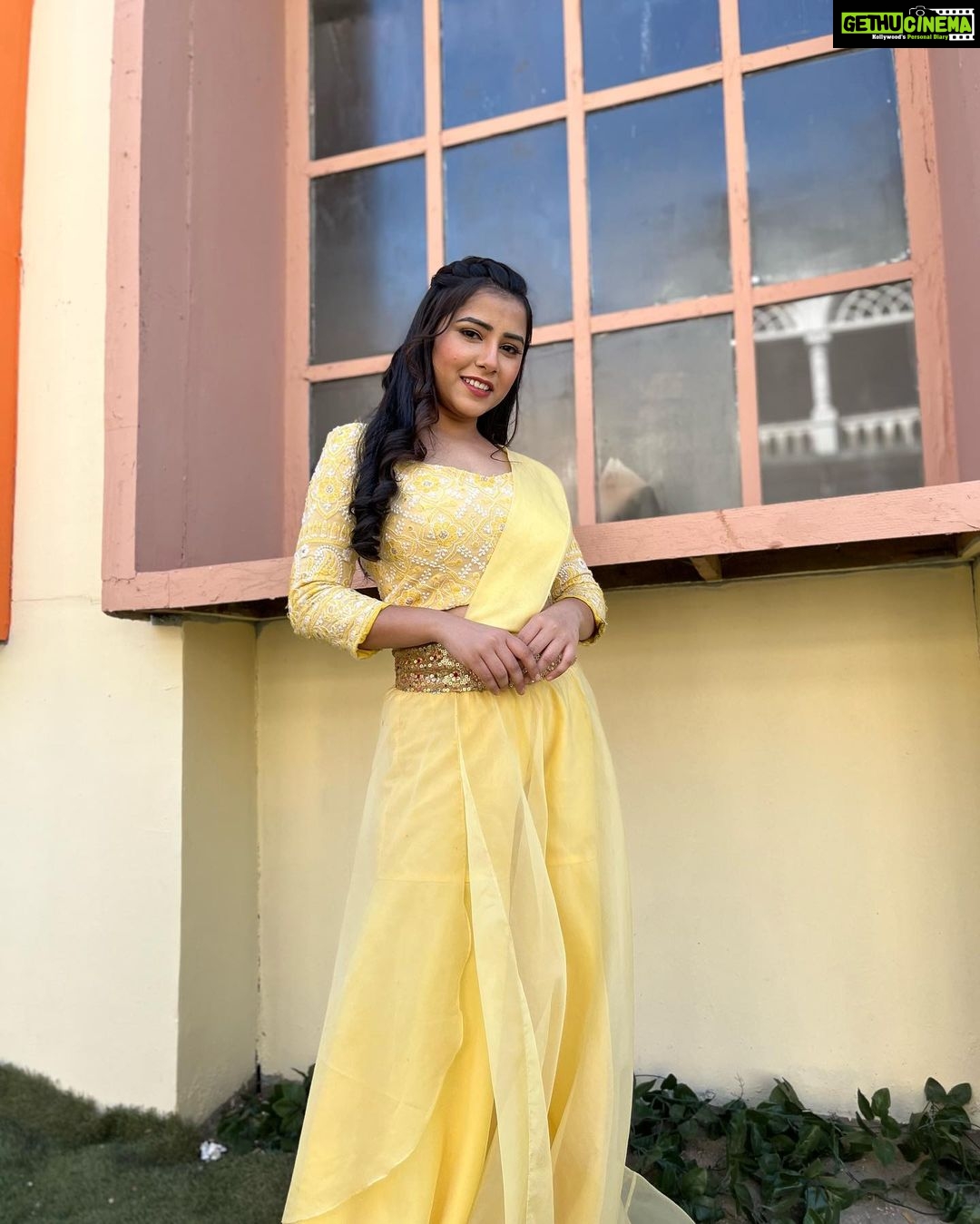 Sneha Bhawsar Instagram - Look at you, looking at me 💛 #snehabhawsar #karishma #ghumhaikisikeypyaarmeiin #photography #photoshoot #classy #fashion #style #fashionista #loveyourself #starplus #staysafe #quote #instaquote #actress