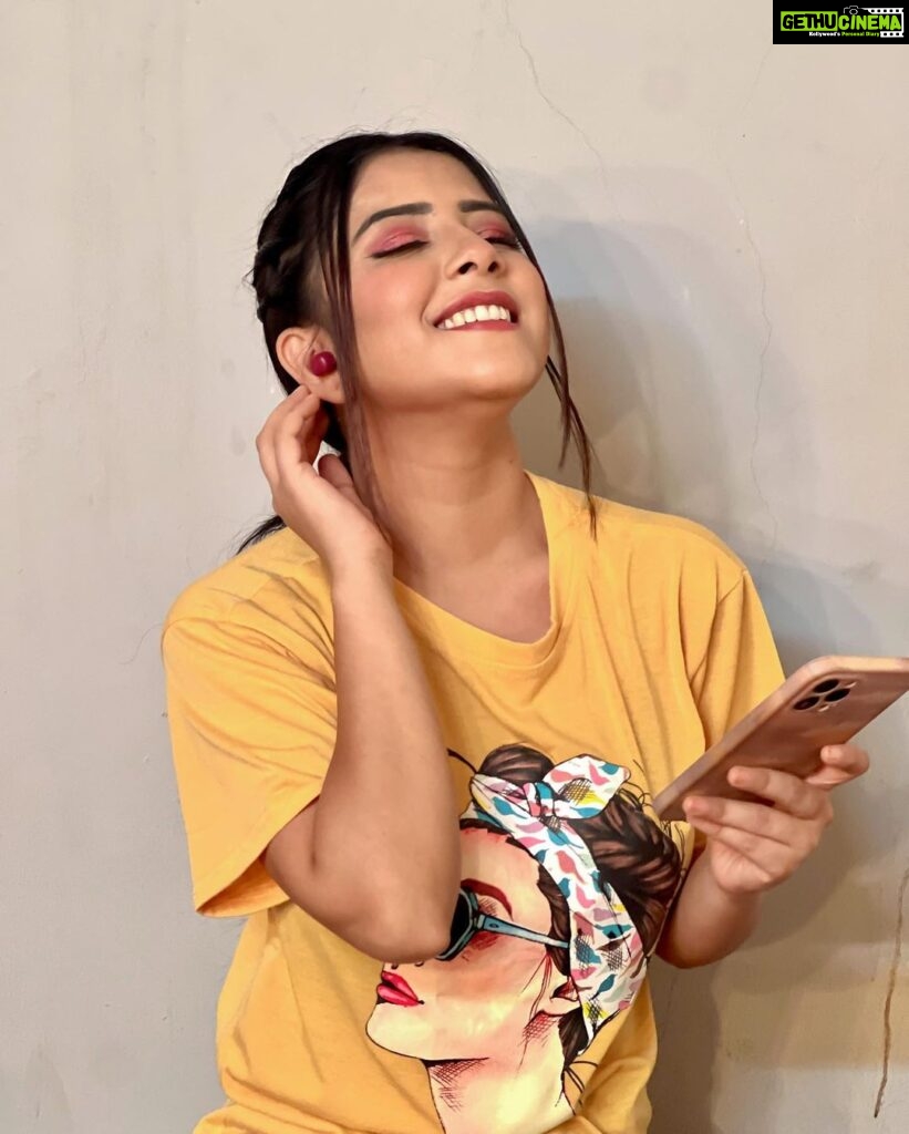 Sneha Bhawsar Instagram - FINGERS SizeZero Pods are the whole vibe!🎶💫 The best part is you can carry these small earbuds anywhere !👀❤️ @fingersindia #FINGERSAddict #earpods