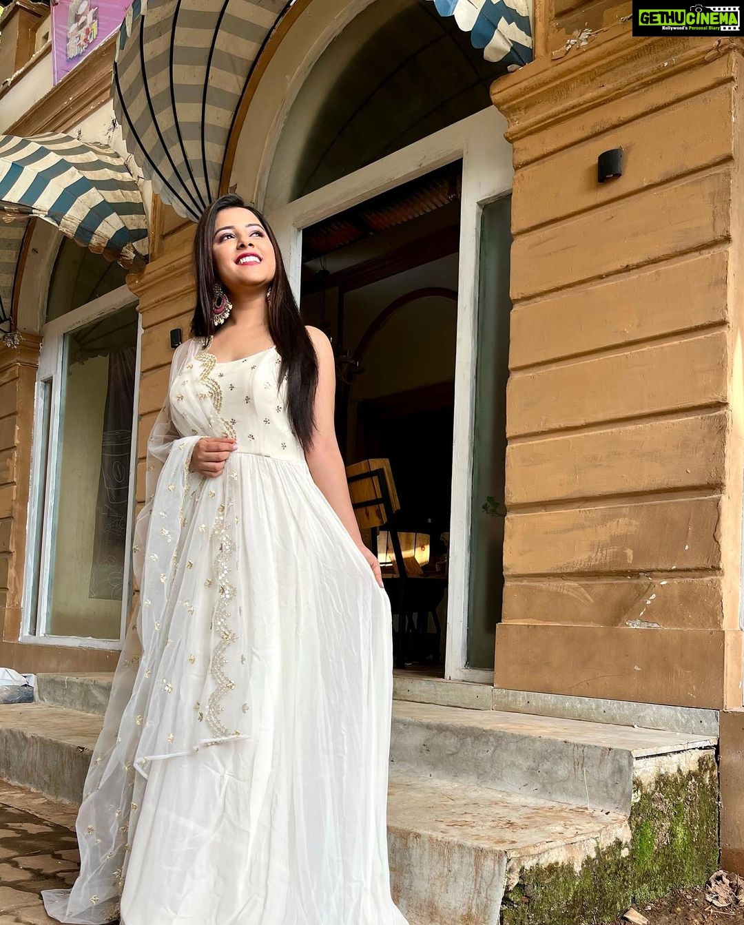 Sneha Bhawsar Instagram - Outfit - @miraya_by_pooja_khosla Styled by - @littlespiffysoul @poojadargad_25_ #snehabhawsar #karishma #ghumhaikisikeypyaarmeiin #photography #photoshoot #classy #fashion #style #fashionista #loveyourself #colours #starplus #treditionallook #treditionalwear #staysafe #quote #instaquote #actress #dancer #performer