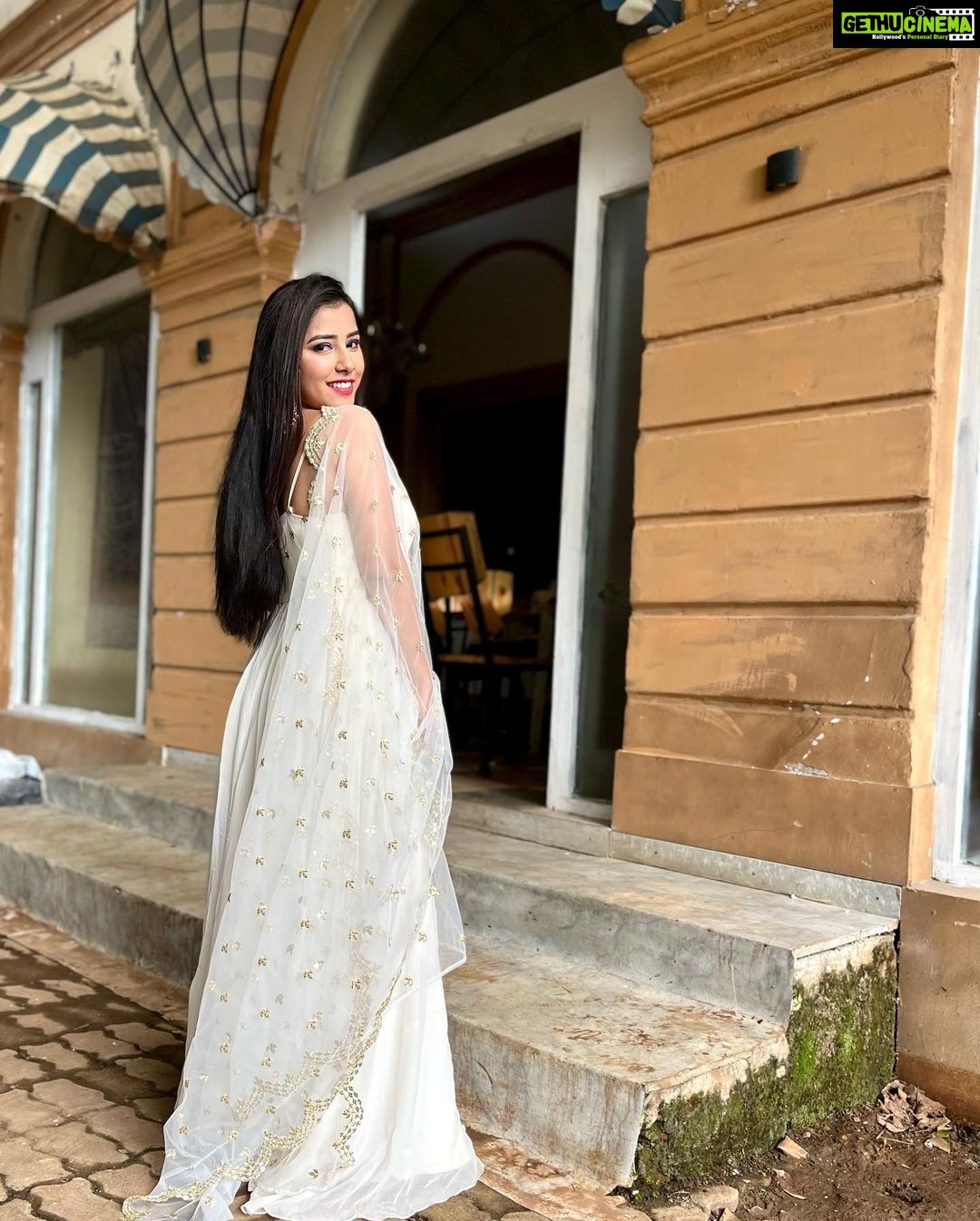 Sneha Bhawsar Instagram - Outfit - @miraya_by_pooja_khosla Styled by - @littlespiffysoul @poojadargad_25_ #snehabhawsar #karishma #ghumhaikisikeypyaarmeiin #photography #photoshoot #classy #fashion #style #fashionista #loveyourself #colours #starplus #treditionallook #treditionalwear #staysafe #quote #instaquote #actress #dancer #performer