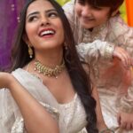 Sneha Bhawsar Instagram – Yeh chand sa roshan chehra😍🥰
.
.
.
#snehabhawsar #karishma #tanmayrishi #vinu #yehchandsaroshanchehra #ghkkpm #ghumhaikisikepyaarmein #oldisgold #shammikapoor #dance