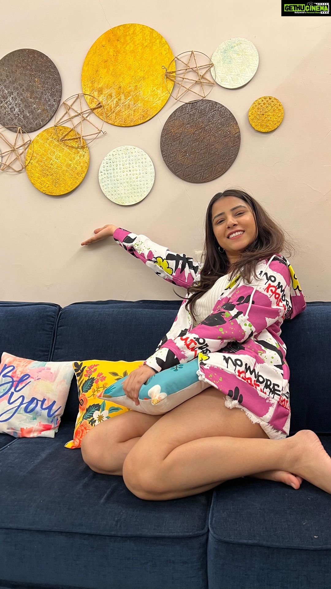 Sneha Bhawsar Instagram - Wall decor is another great way to express your style 🤩 Wouldn’t you agree? Thank you @priyankakinariwala #homedecor #interiors #interiordesign #interior #decoration #interiordecor #interiorstyling #stylish #home #homedesign #design
