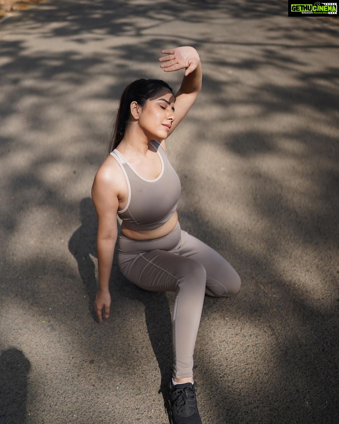 Sneha Bhawsar Instagram - Sunshine ☀️ Wearing- @hunnitclub Clicked by - @the_fortune_plus_studio #activewear #gymwear #gymwearfashion #snehabhawsar #karishma #ghumhaikisikeypyaarmeiin #photography #photoshoot #classy #fashion #style #starplus #actress