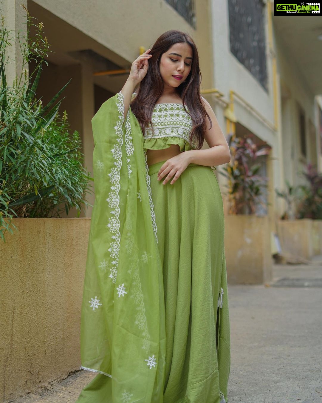 Sneha Bhawsar Instagram - Eid Mubarak everyone ❤️ outfit by Anouk Styled by : @estilobykarishma @hemali_suratwala #eidmubarak #eidoutfit #indowestern #indowesterndress #karishma #snehabhawsar #ghumhaikisikeypyaarmeiin #ghkpm #treditionalwear Mumbai, Maharashtra