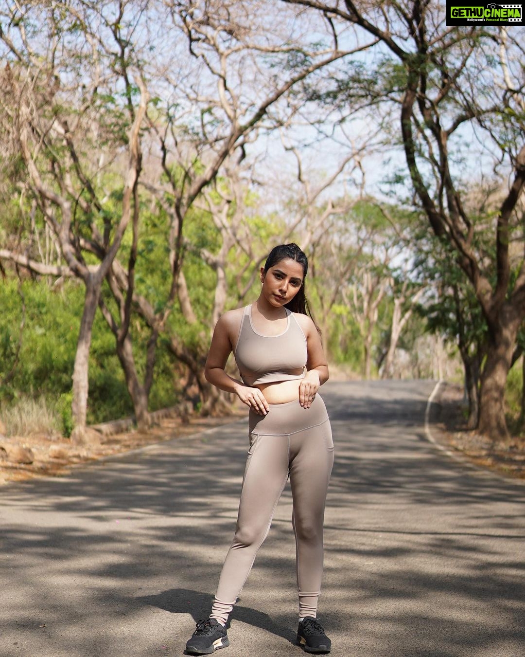 Sneha Bhawsar Instagram - Morning glow 🌟 Wearing- @hunnitclub Clicked by - @the_fortune_plus_studio Hairstyle @jyotijainmakeovers #activewear #gymwear #gymwearfashion #snehabhawsar #karishma #ghumhaikisikeypyaarmeiin #photography #photoshoot #classy #fashion #style #starplus #actress