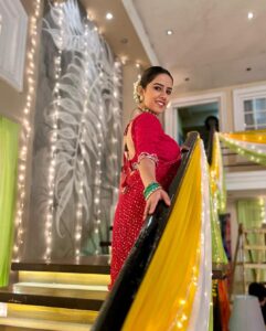 Sneha Bhawsar Instagram - The colour of ❤️

#bts #karishma #snehabhawsar #ghumhaikisikeypyaarmeiin #ghkpm #treditionalwear #gudhipadwa #saree #red #redsaree