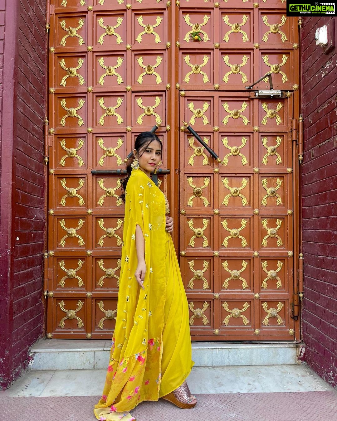 Sneha Bhawsar Instagram - Styled by - @purvabansal5 Outfits by - @rkkurtis Earrings by- @gehnacollections #weddingoutfits #traditionalwear #indowesternoutfit #weddingdress #snehabhawsar #ghumhaikisikeypyaarmeiin #ghkpm #karishma #weddingseason #bridesmaids