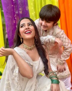 Sneha Bhawsar Instagram - Hello handsome, you’re just so cute.🥰 what did you do?
One with this lill cute boy @tanmayrishi 

#holi #ghkpm #ghumhaikisikeypyaarmeiin #starplus #snehabhawsar