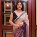 Sneha Wagh Instagram - Last Night, I was In Love with My Saree, more than Myself ✨💝✨ . . . #gratitude #awardsnight #eventnight #instagood #instadaily #instamood #instagood #blessed #fyp #SarangeSneha #ssnehawagh #snehawagh