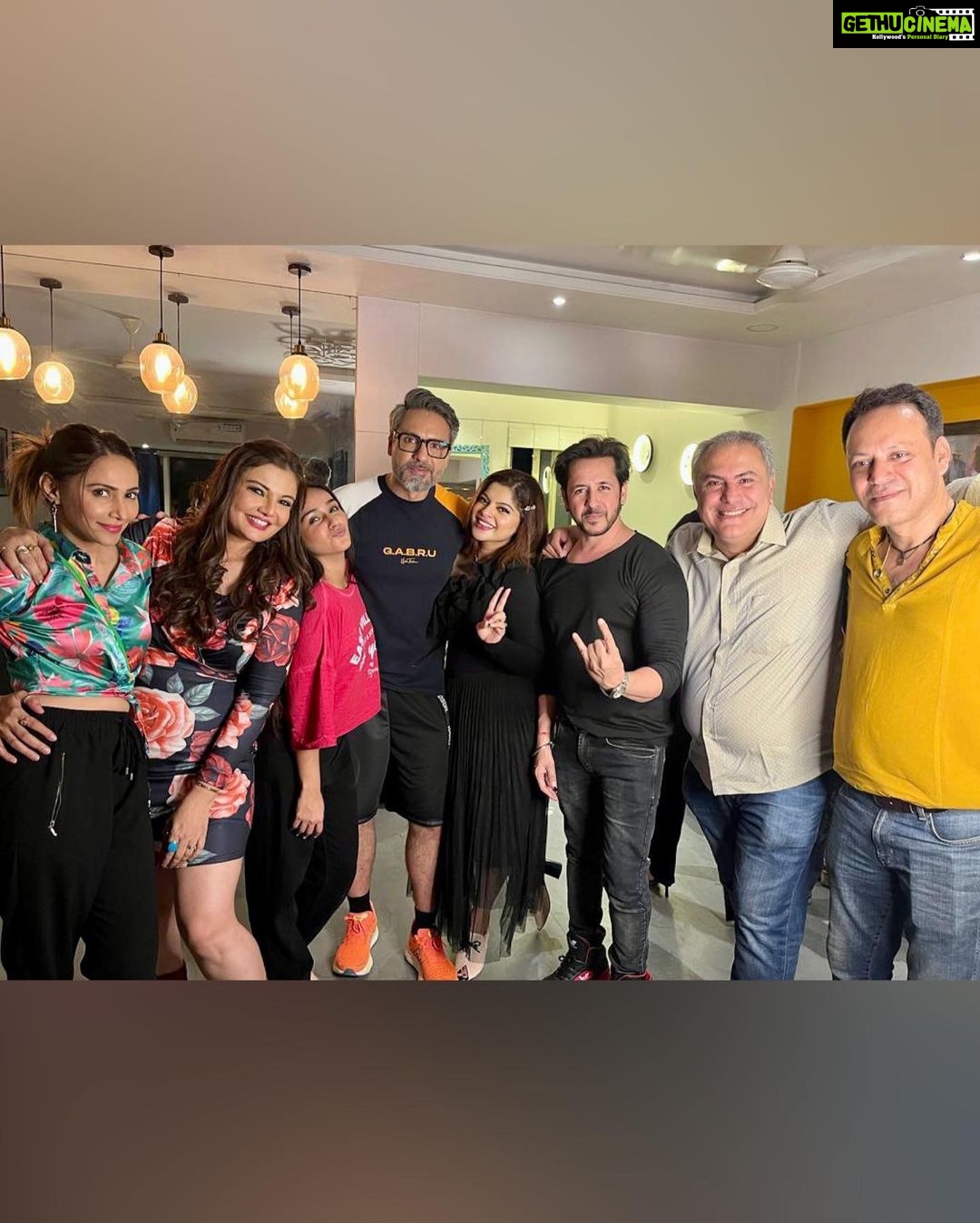 Sneha Wagh Instagram - The Vibe Was So Cool, When We All Met…… Special Thanks To @deepshikha.nagpal for hosting Us with so much Love & Warmth! Our Work Family Is A Happy Family, Touchwood 🧿 . . . #photooftheday #instagood #instadaily #fyp #coactors #friends #shootfamily #bts #nuksh #SarangeSneha #naumrakiseemaho #ssnehawagh #snehawagh